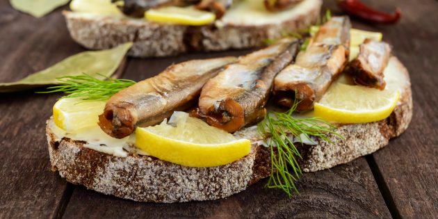Sandwiches with sprats and lemon