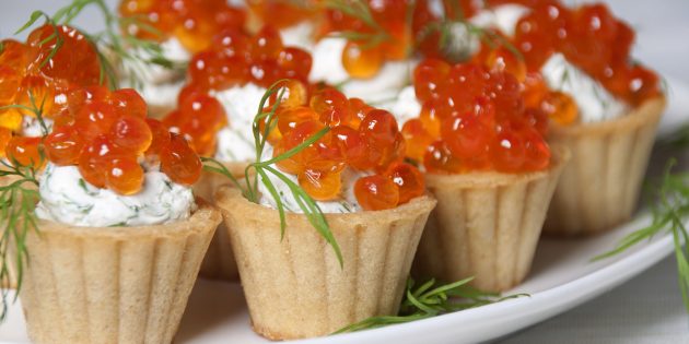 Tartlets with caviar and curd cheese
