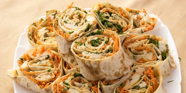 Lavash roll with chicken and Korean carrot: a simple recipe