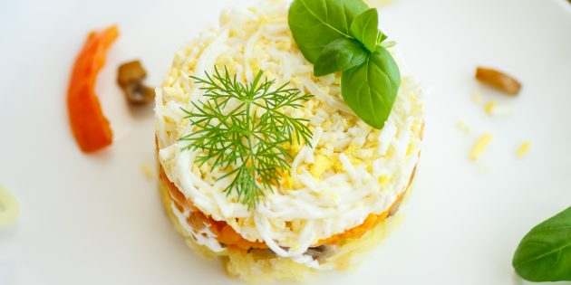 Салат с шампиньонами, ветчиной и сыром: простой рецепт
