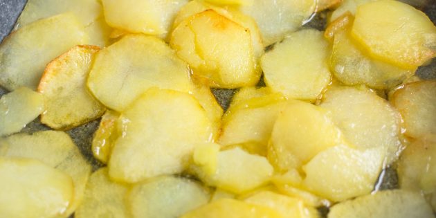Как приготовить испанский омлет: обжаривайте 6–7 минут или до тех пор, пока картофель не станет мягким