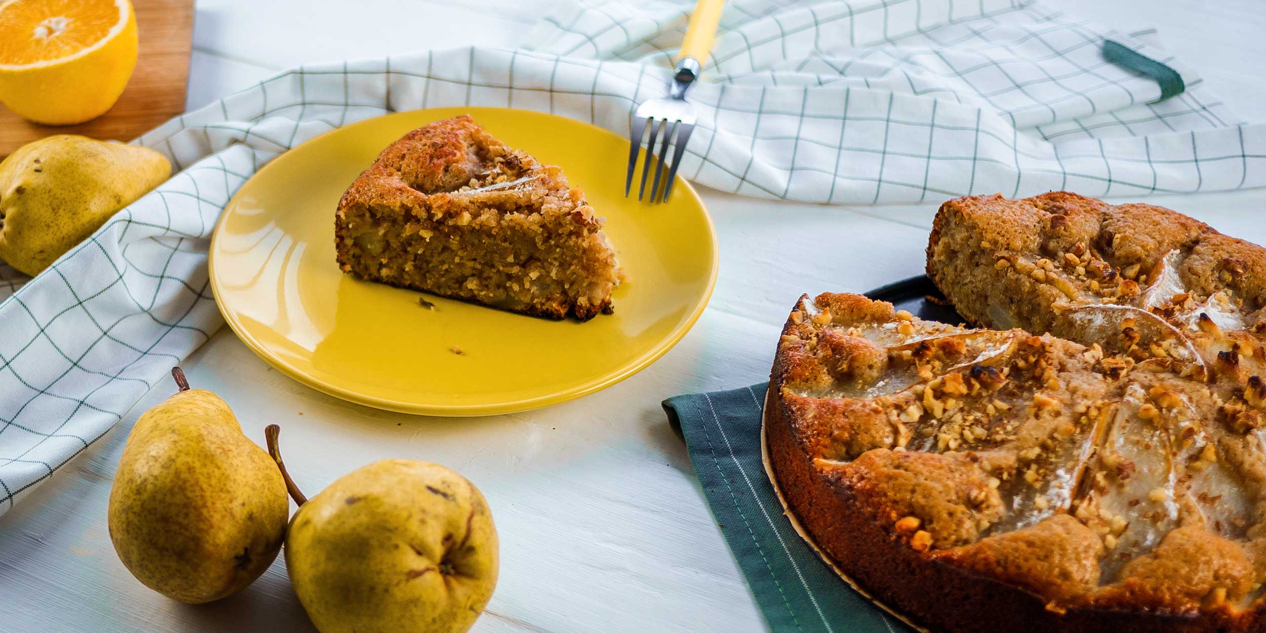 Пирог с грушами, грецкими орехами и корицей — Лайфхакер