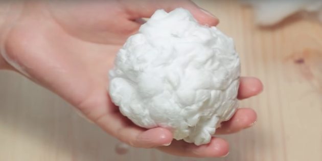 Снеговик своими руками: сформируйте из ваты шарик