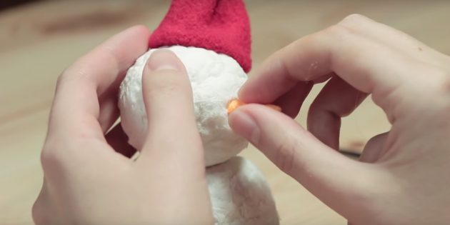 Снеговик своими руками: сформируйте снеговика и приклейте детали