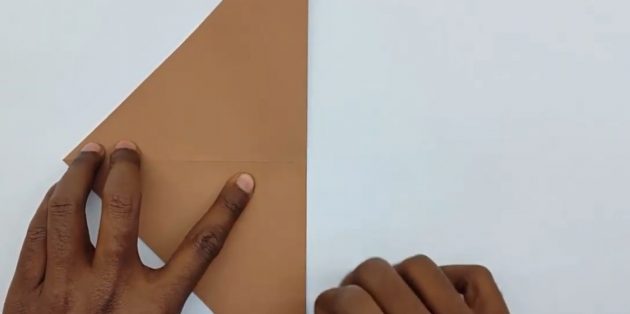 как сделать конверт: согните бумажный квадрат