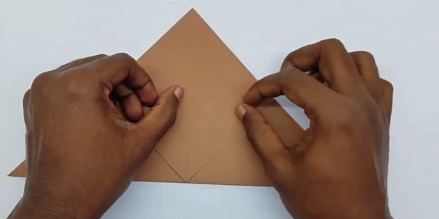 как сделать конверт: загните передний угол