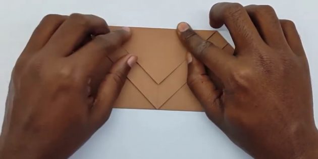 как сделать конверт: загните задний угол