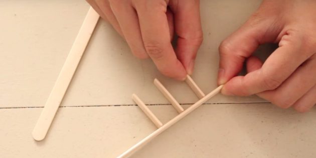 DIY Christmas tree toys: glue the sticks