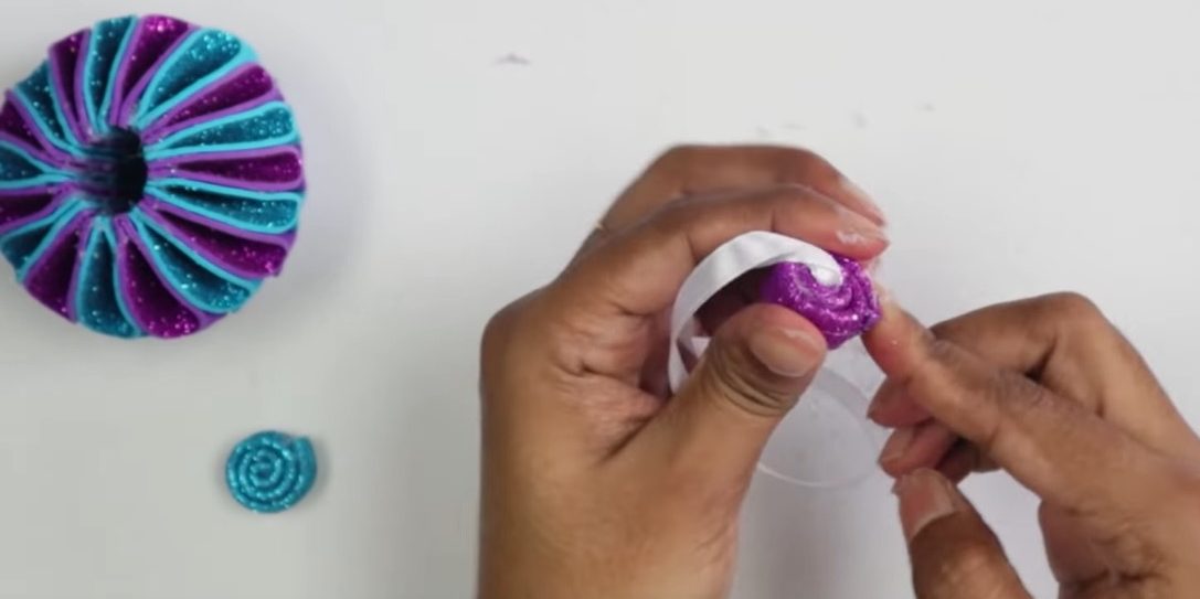 Игрушки на ёлку своими руками: скрутите полоски