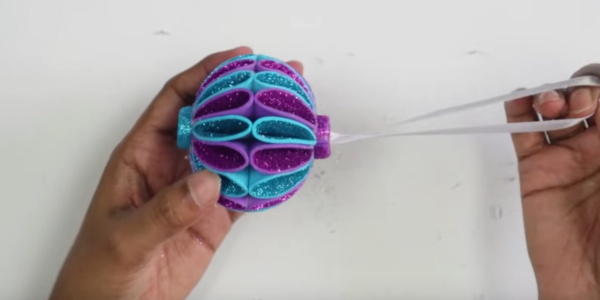 Игрушки на ёлку своими руками: приклейте детали к заготовке