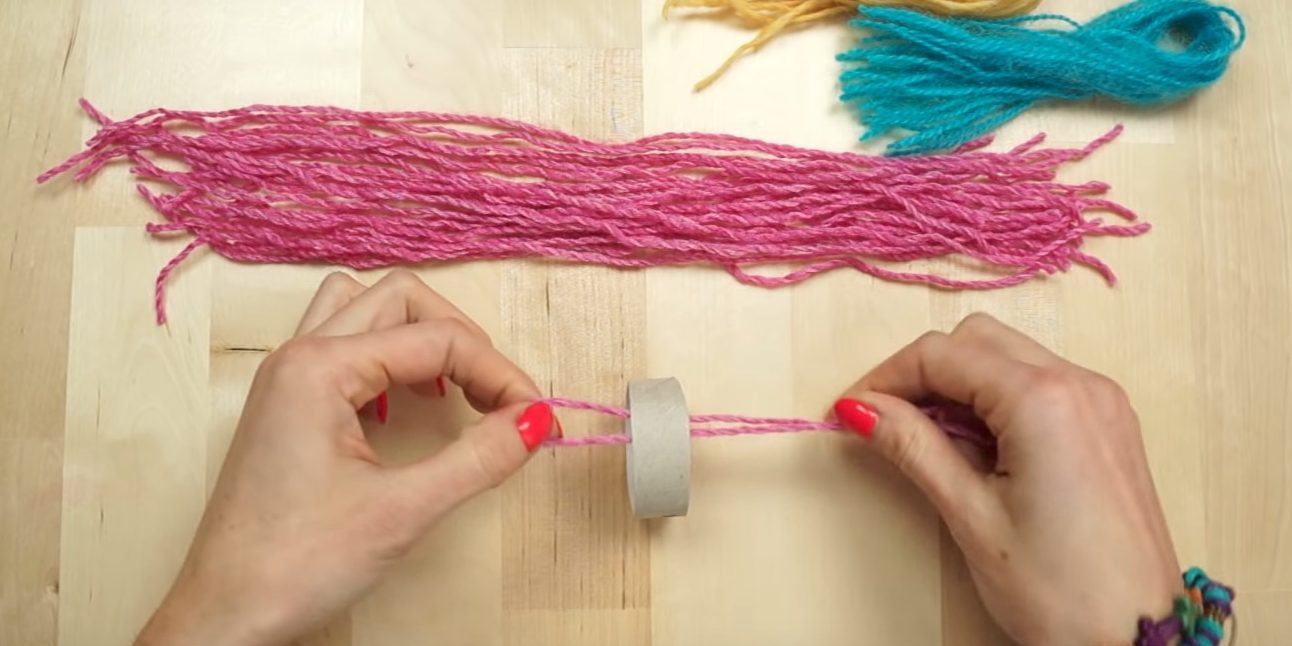 Ёлочные игрушки своими руками: просуньте пряжу во втулку