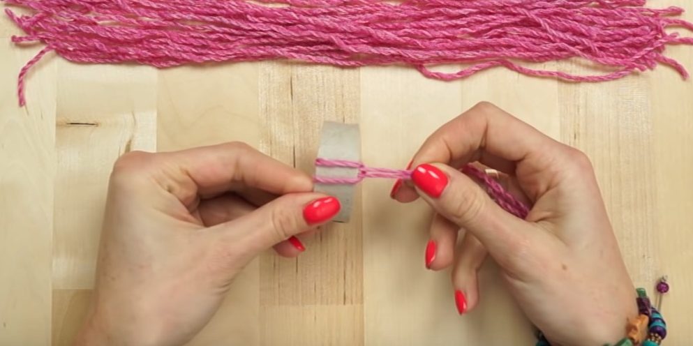 Ёлочные игрушки своими руками: затяните пряжу