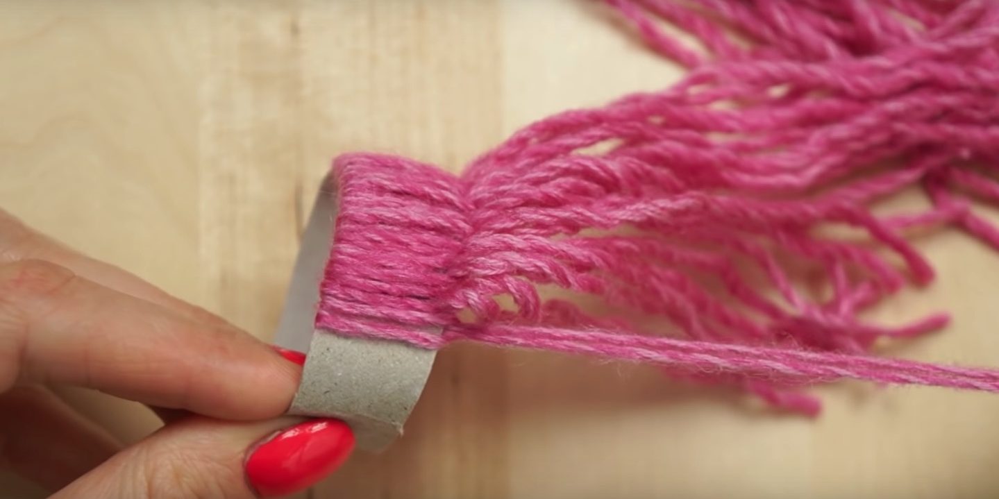 Ёлочные игрушки своими руками: продолжайте крепить пряжу