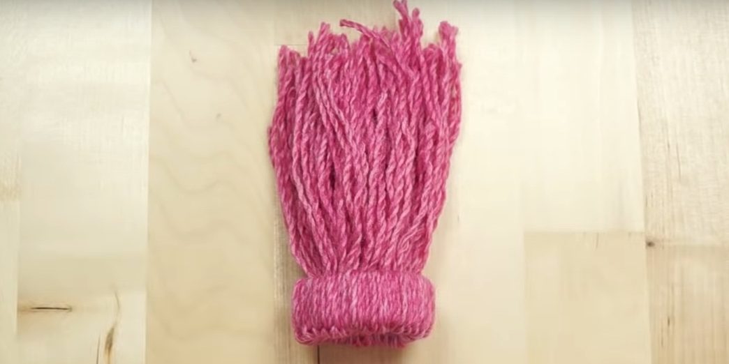 Ёлочные игрушки своими руками: вытяните пряжу в обратную сторону