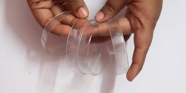 Как сделать ёлочные игрушки: разрежьте часть бутылки на кольца