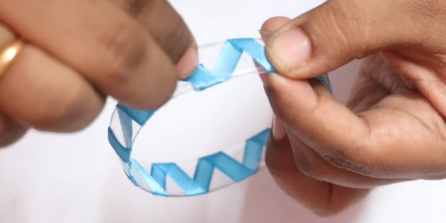 Как сделать ёлочные игрушки: оберните кольцо лентой