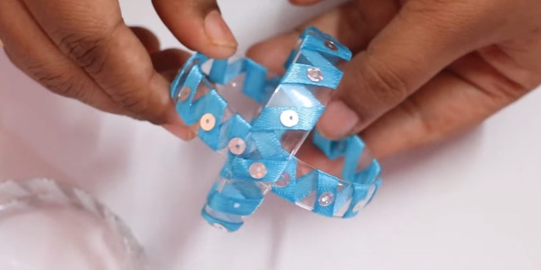 Как сделать ёлочные игрушки: склейте два одинаковых кольца