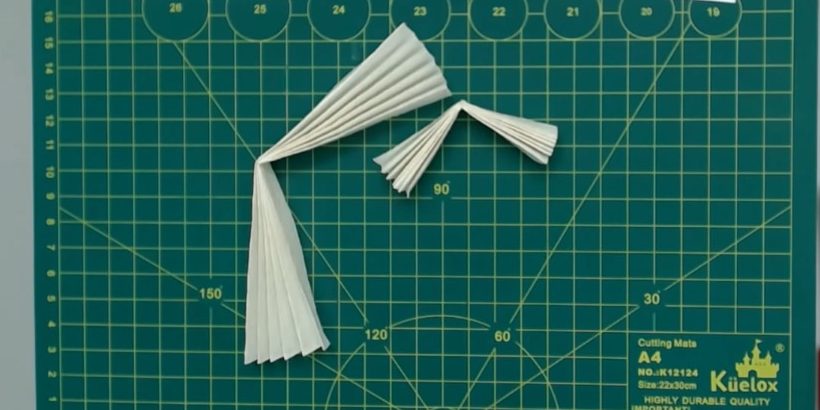 Сделайте отверстие в маленькой детали