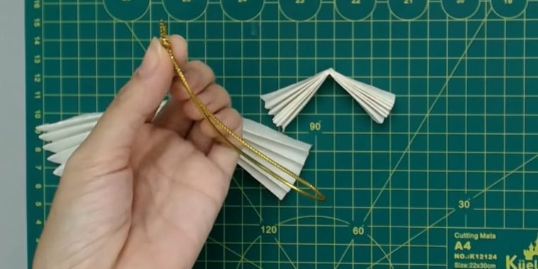 Ёлочные игрушки своими руками: сделайте петельку