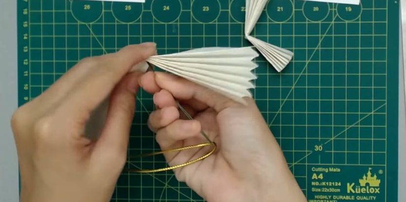 Протяните петлю в отверстие