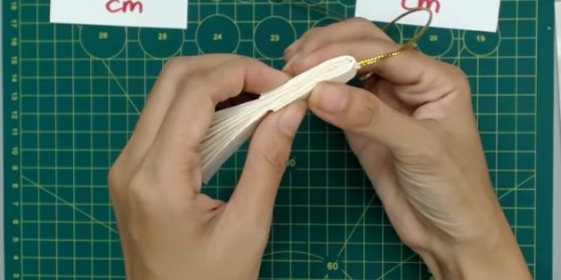 DIY Christmas decorations: glue the second part
