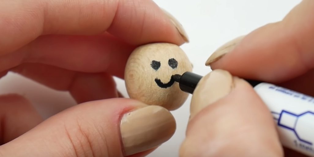Как сделать ёлочные игрушки: нарисуйте мордочку