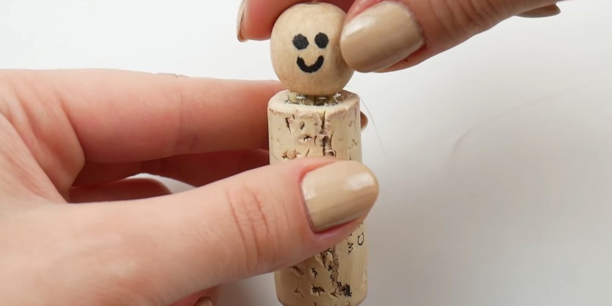 Приклейте бусину