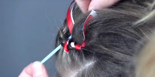новогодние причёски для девочек: начните обвязывать косу лентами