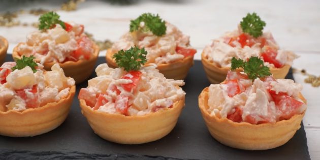 Tartlets with chicken, pineapple and tomatoes