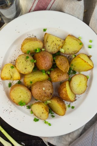 Запечённый молодой картофель с солью и уксусом