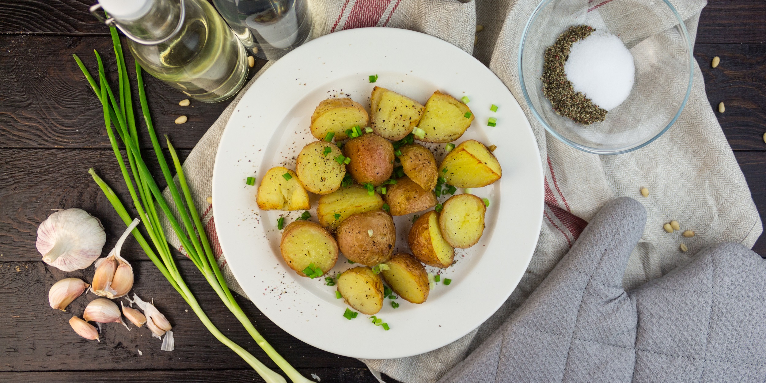 Запечённый молодой картофель с солью и уксусом