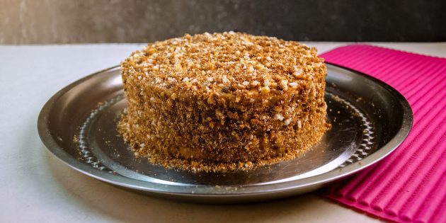 Шоколадный торт с кремом из варёной сгущёнки и сметаны: простой рецепт