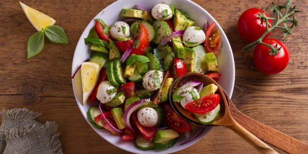 Простые рецепты салатов: салат с огурцами, авокадо и моцареллой