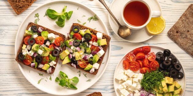 Бутерброды с авокадо, помидорами, оливками и фетой: простой рецепт