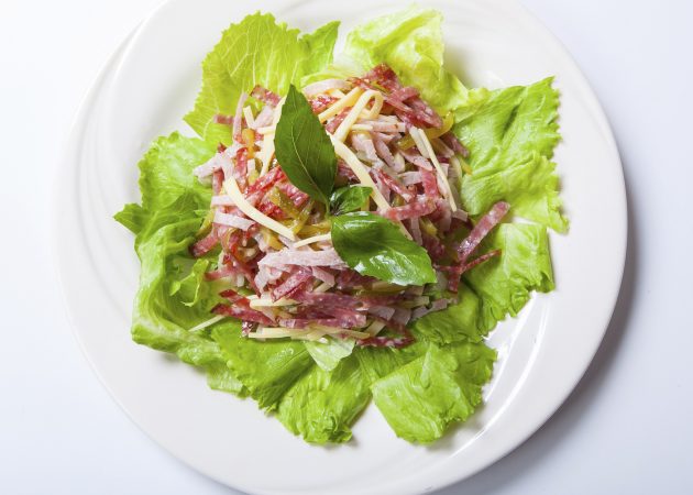 10 klassnyh salatov s kopchyonoj kolbasoj