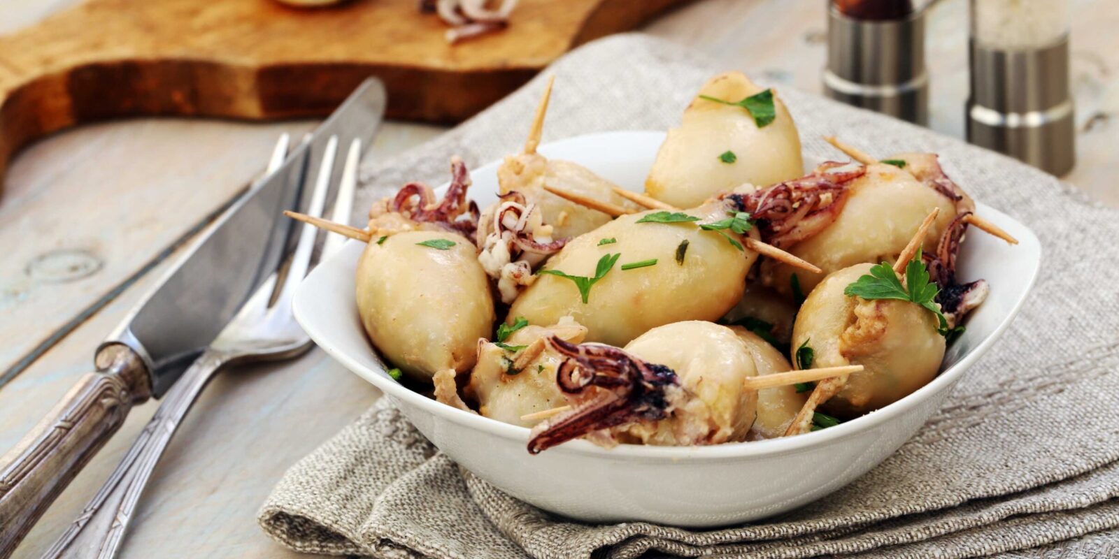 Кальмары, фаршированные картофельным пюре