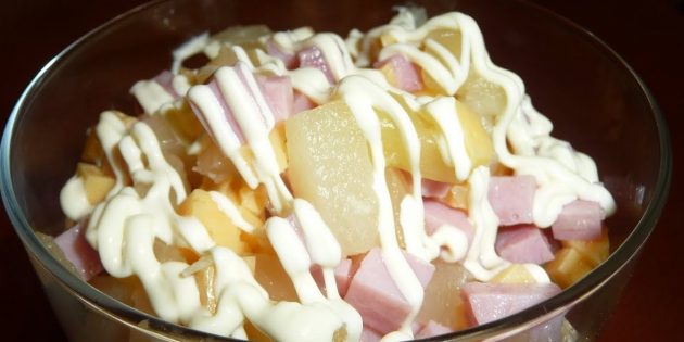 Салат с ветчиной, сыром и ананасами: простой рецепт