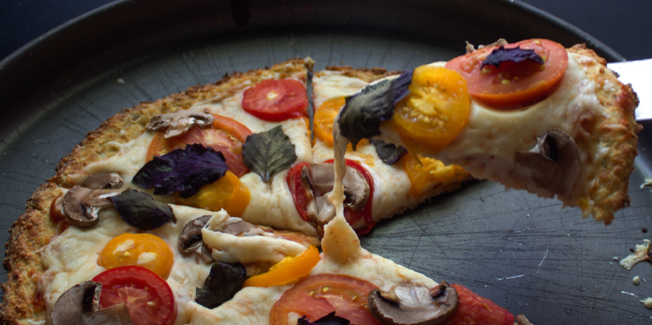 Низкокалорийная пицца из цветной капусты с грибами и базиликом