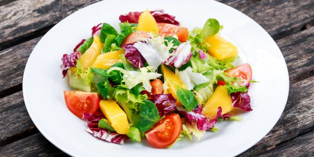 Salad with smoked chicken, mango and avocado