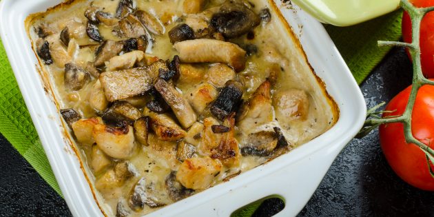 Курица с картофелем, грибами и моцареллой в духовке: простой рецепт