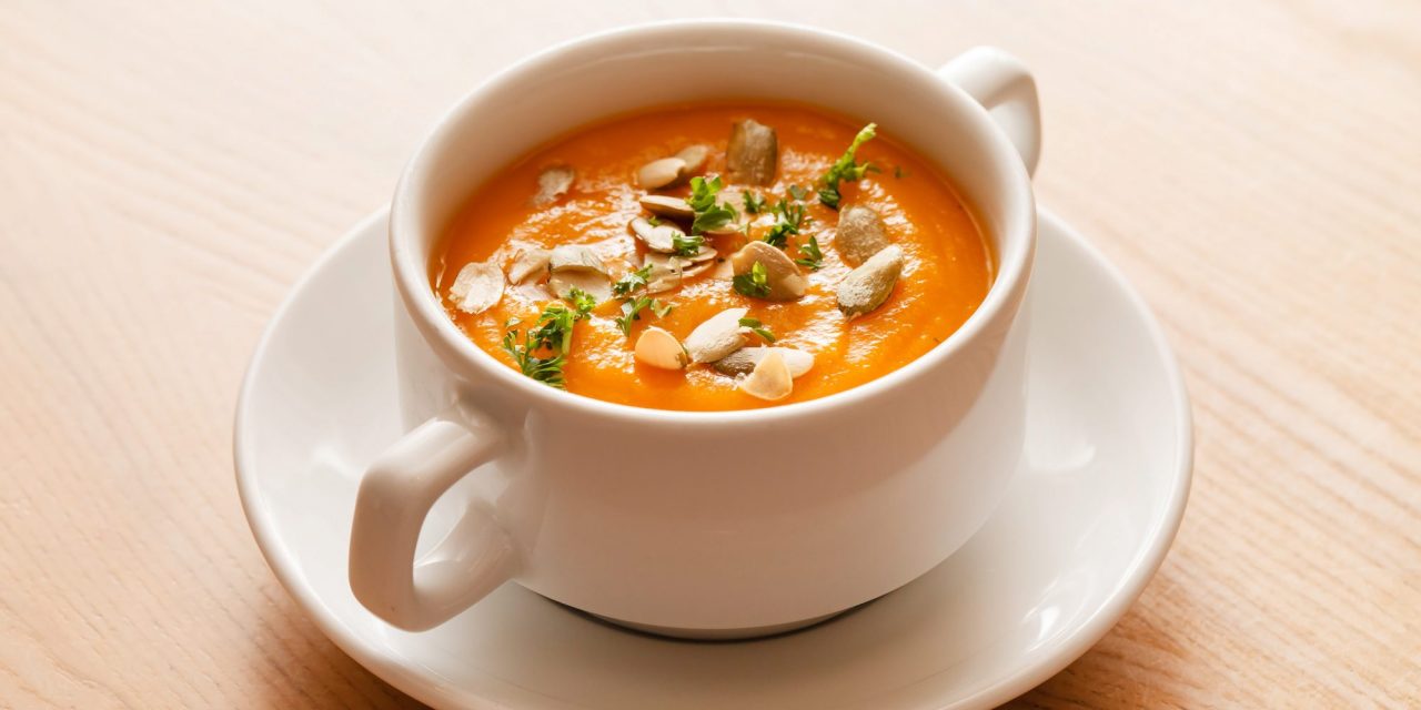 Тыквенный крем-суп с сухариками и фисташками