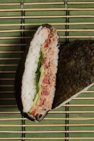 Суши-сэндвич онигирадзу с тунцом и шпинатом
