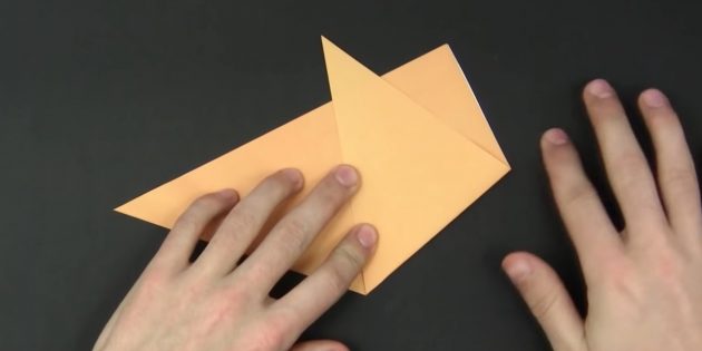 как сделать снежинки из бумаги: загните правую часть