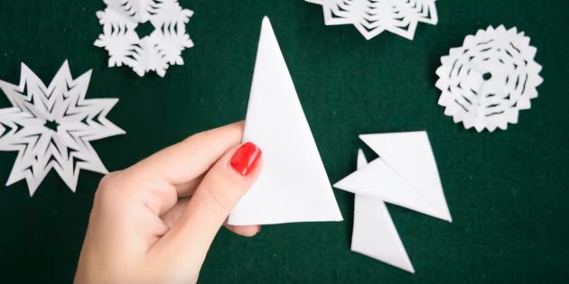 how to make paper snowflakes with your own hands: cut off the excess