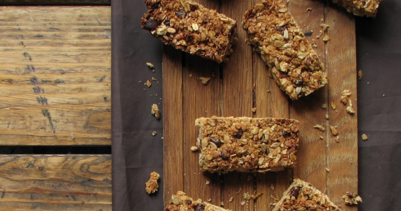 Батончики мюсли из овсянки с кокосом, шоколадом и семечками в домашних условиях: рецепт