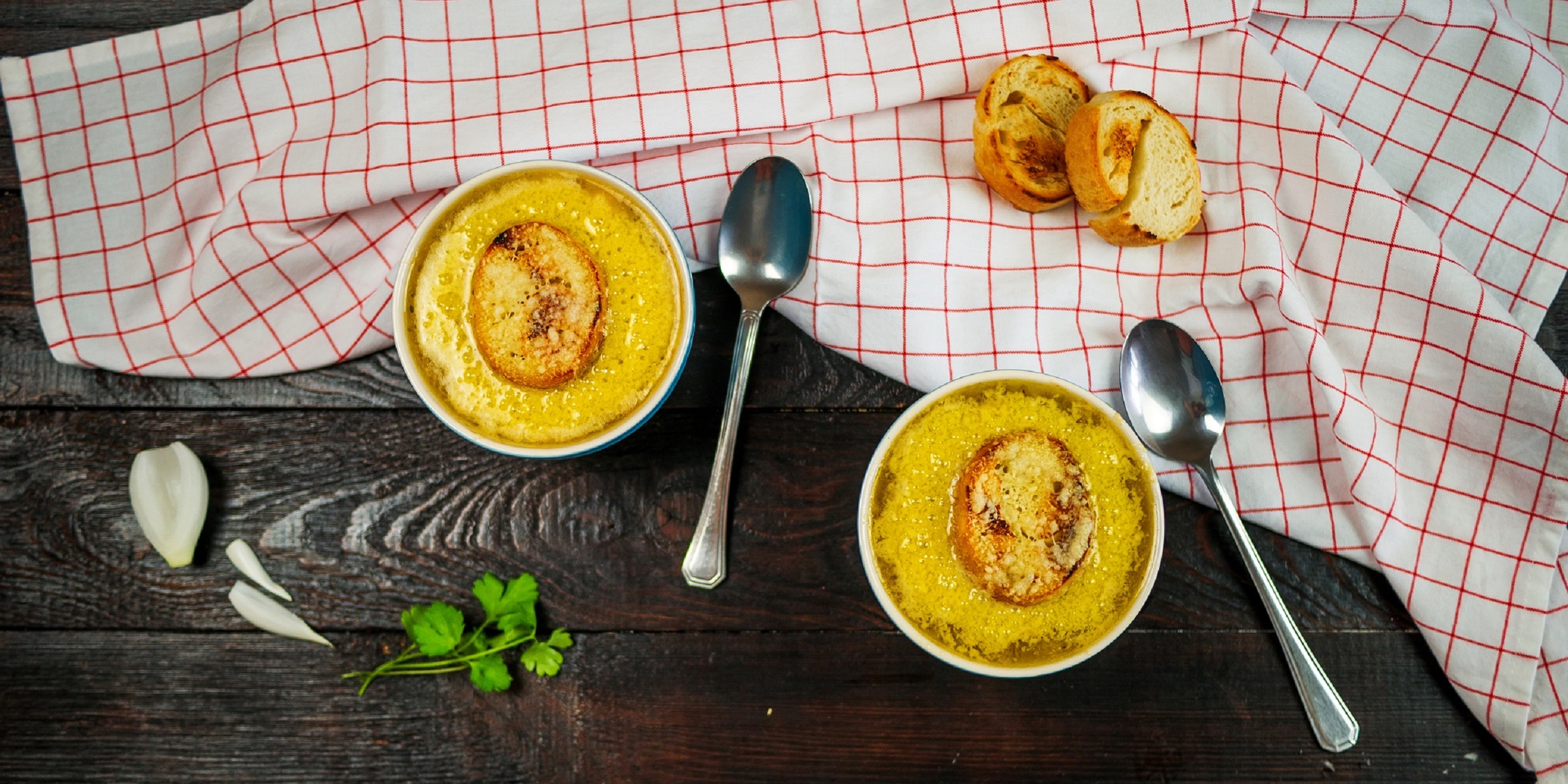 Французский луковый суп с сыром и гренками