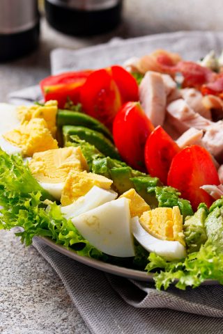 Кобб-салат с ветчиной, яйцами, авокадо, помидорами черри и голубым сыром