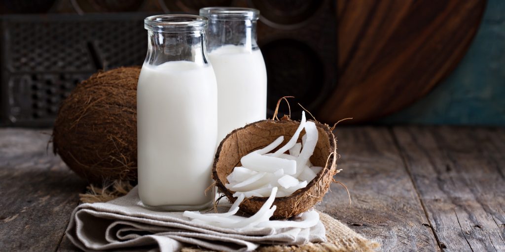 Кокосовое молоко, кокосовая стружка и как разбить кокос