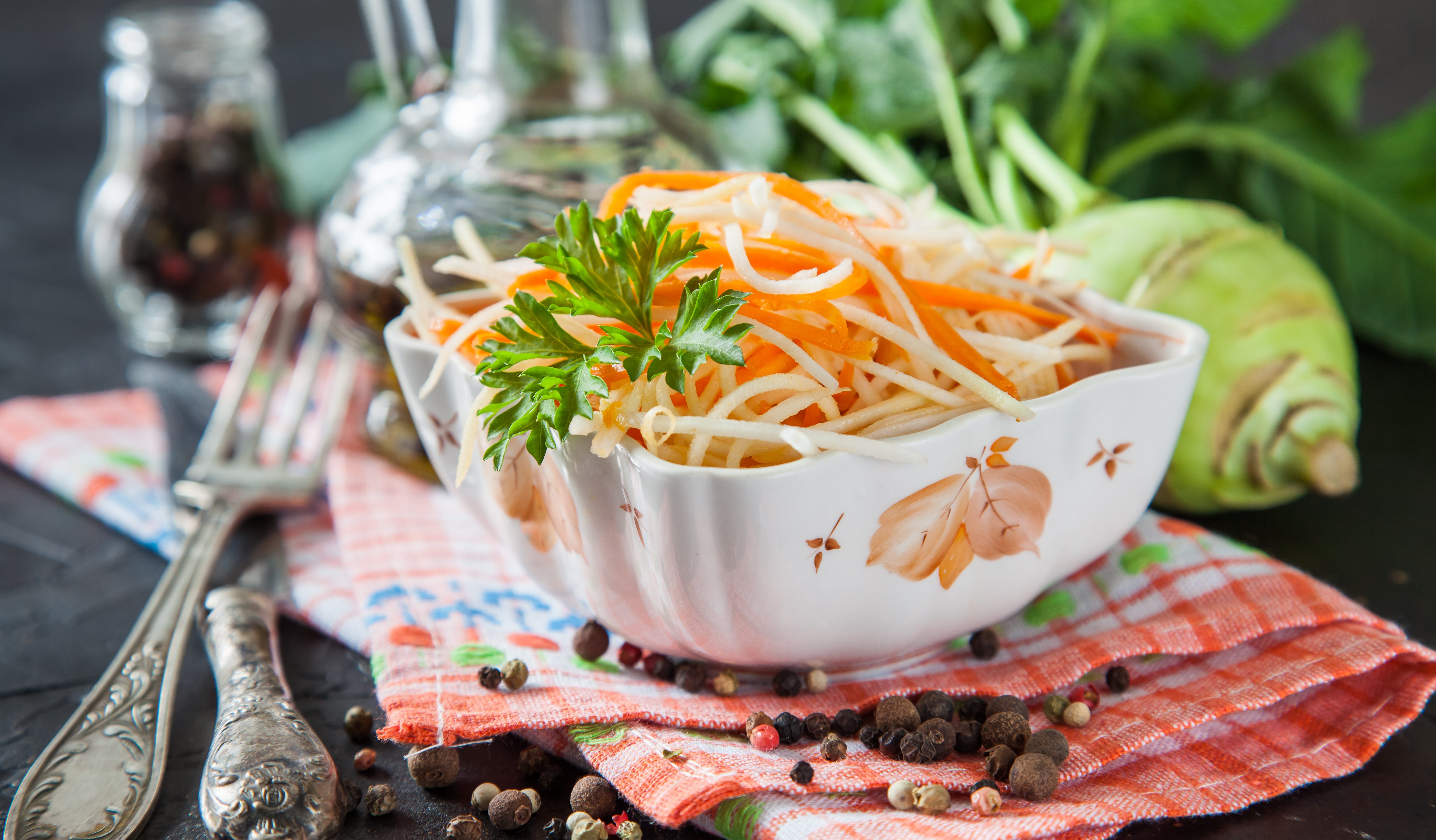 Душистый салат из кольраби на зиму с морковью и чесноком