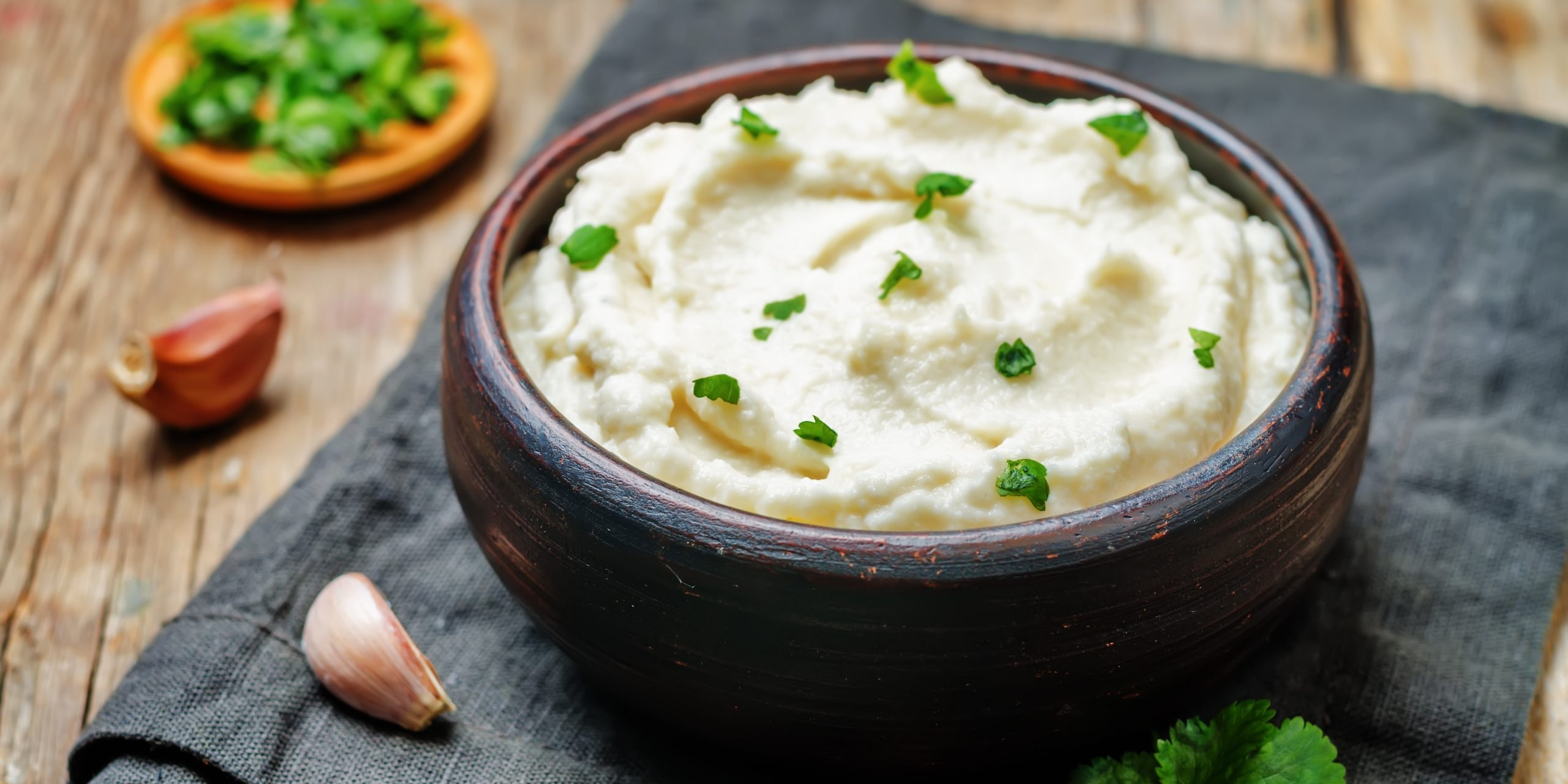 Быстрое пюре из цветной капусты с чесноком, сметаной и пармезаном: рецепт